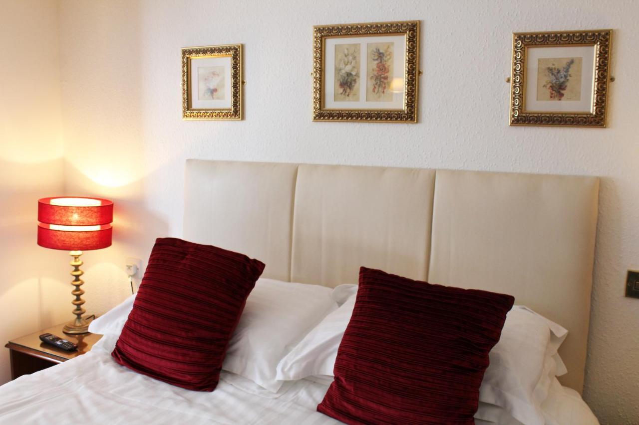 The Lion Hotel Buckden  Ngoại thất bức ảnh